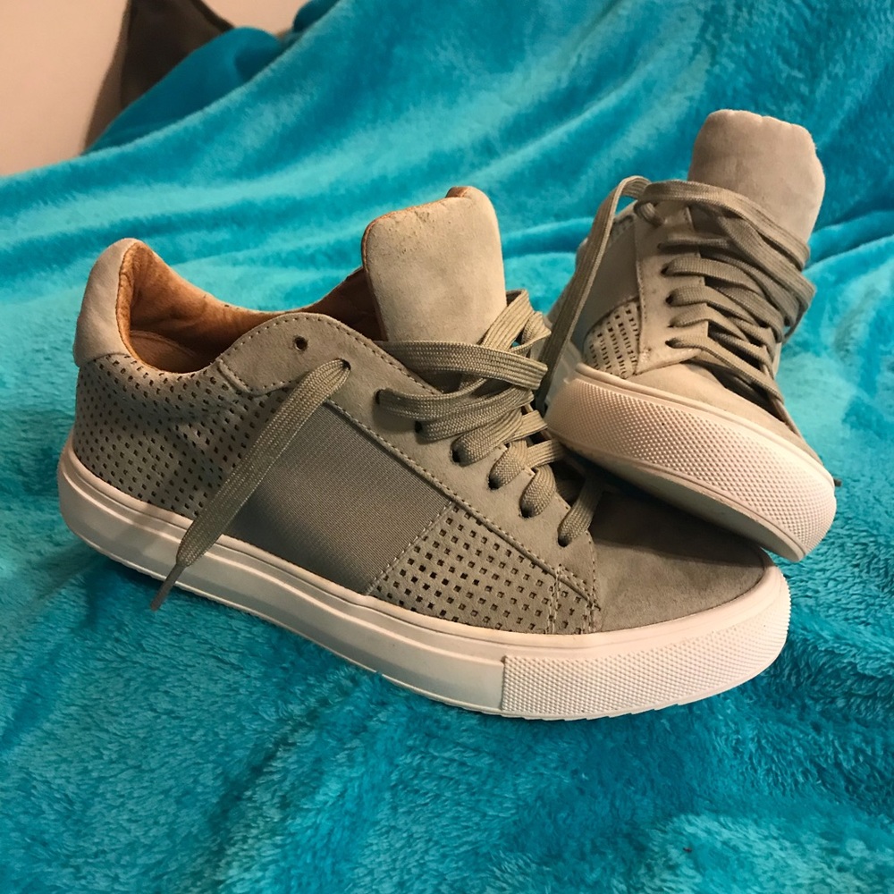 Super cute women’s casual sneakers